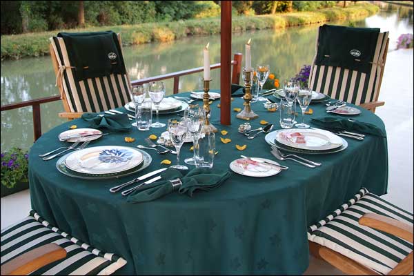 The sundeck aboard the Colibri is perfect for
an alfresco meal