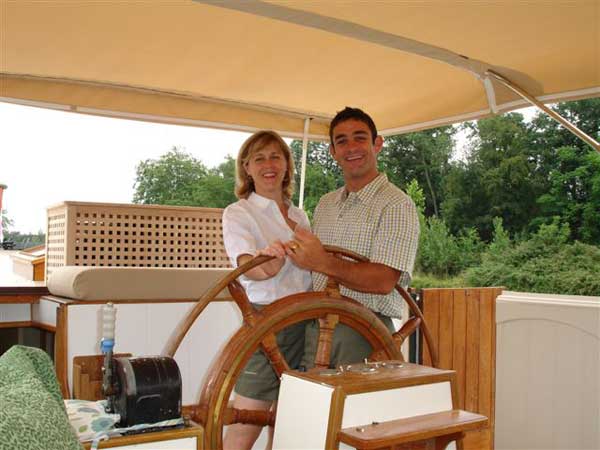 Your owners and hosts Earl and Fiona will welcome you
aboard