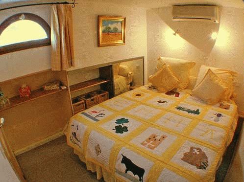 The 'gold' cabin on the Emma, with fixed queen bed.