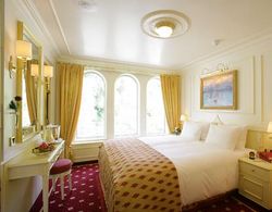 River Cloud II, Category-A, Panorama Jr Suite, Queen Cabin