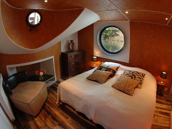The Rive Gauche cabin aboard the Alegria can be
configured with king or twin beds