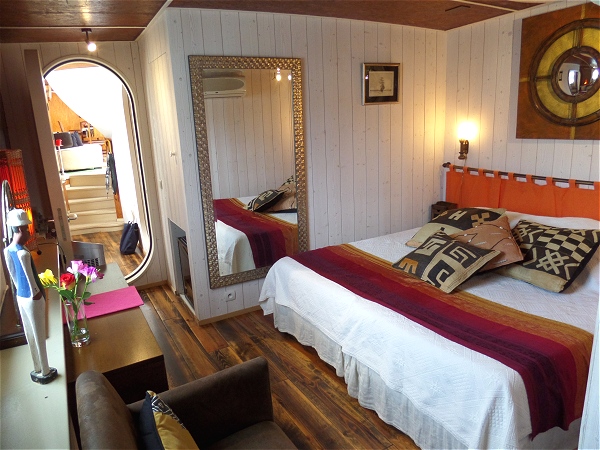 The Rive Droite cabin, shown above and below,
aboard the Alegria<br>  can be configured with king or twin beds
