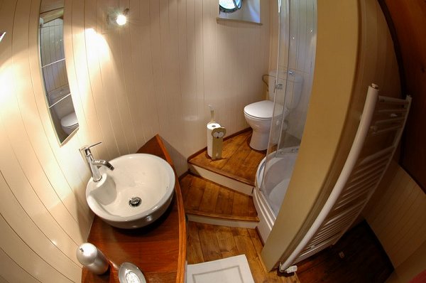 Bath in one of Alegria's two cabins