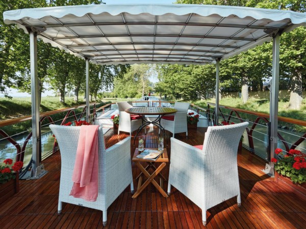 The Alouette's comfortable sundeck is perfect for
relaxing and taking<br> in the veiws and dining alfresco as shown above and
below