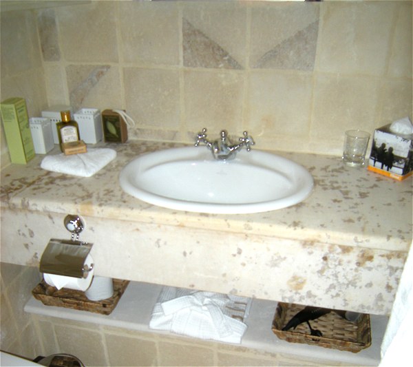 Elegant bath aboard Alouette