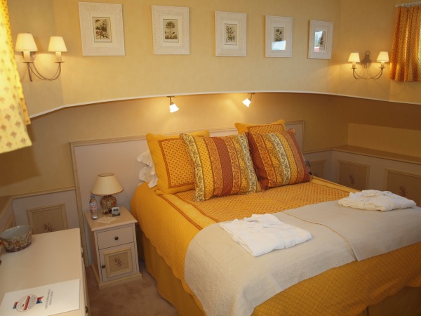 Alouette's Cabin #1 (Bow) can be configured as two twins or king