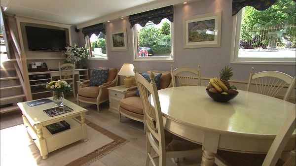The Alouette's salon