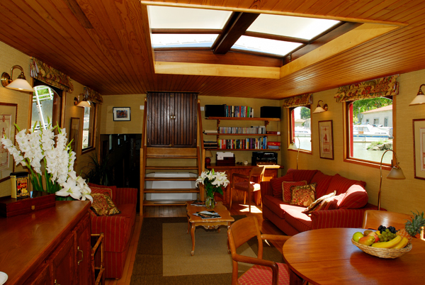Salon aboard the Alouette.