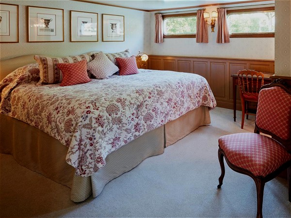 The Amaryllis cabins may be configured with
king or twin beds