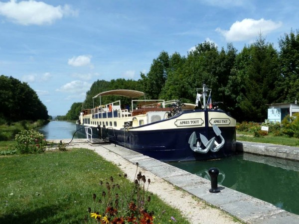 The 6-passenger Deluxe hotel barge, Apres
Tout