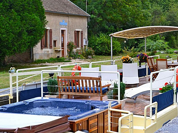Glide along the Canal de Bourgogne while you
soak in the Apres Tout's on deck hot tub