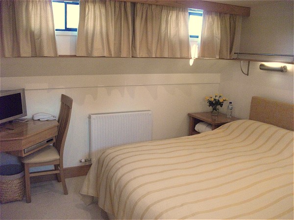 Another luxurious cabin on the Apres Tout.