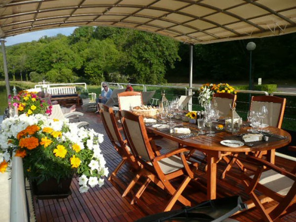 Dine alfresco on the spacious deck aboard the
Apres Tout