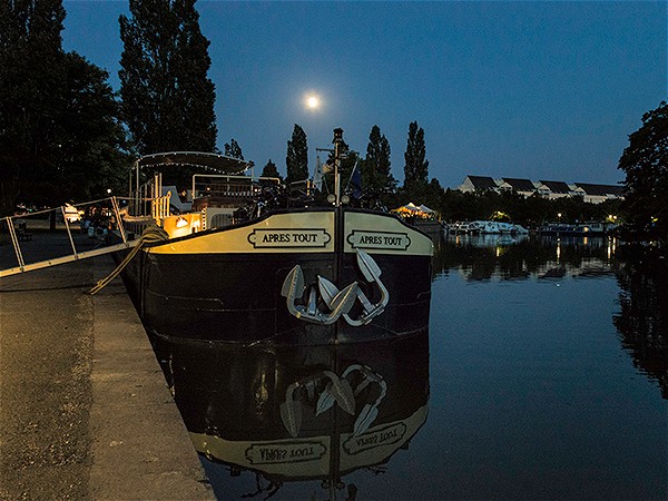 A quiet moonlit mooring on the lovely Canal de
Bourgogne