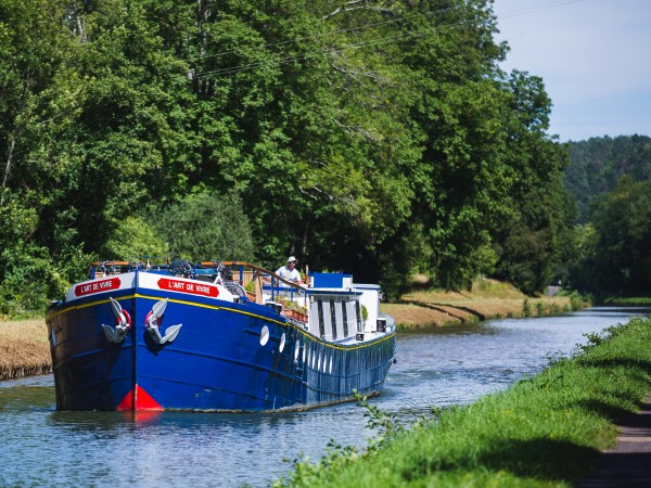 The 8-passenger First Class hotel
barge L'Art de Vivre, cruising in Burgundy<br> on the beautiful Canal du
Nivernais
