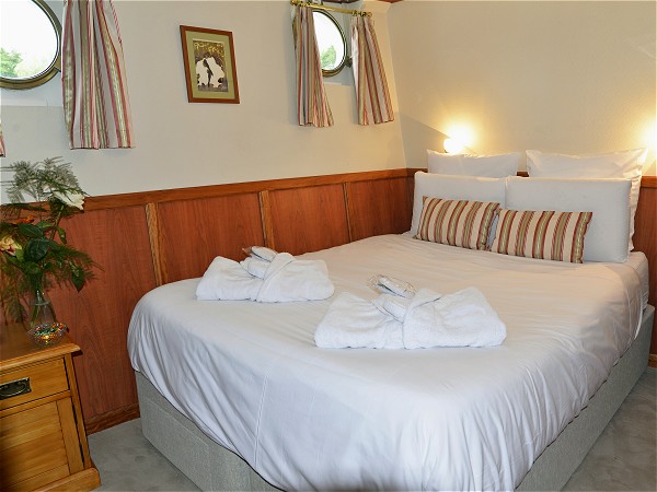 The cabins aboard L'Art de Vivre can be
configured with queen or twin beds