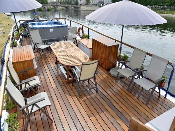 L'Art de Vivre's sundeck offers comfortable
outdoor furniture for lounging or alfresco dining