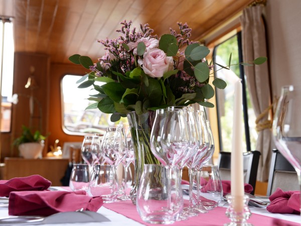 Elegant dining on board L'Art de Vivre