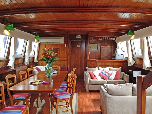 The comfortable salon and dining area aboard the Athos