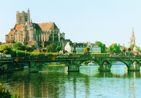 Belle Epoque's cruise week includes a cruise into and visit to Auxerre.