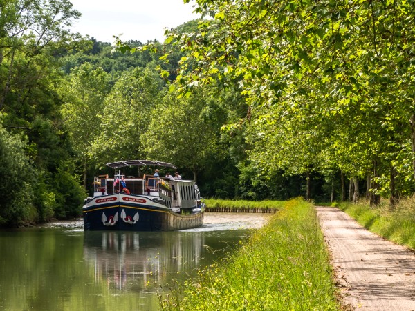 La Belle Epoque cruises on the Burgundy
Canal