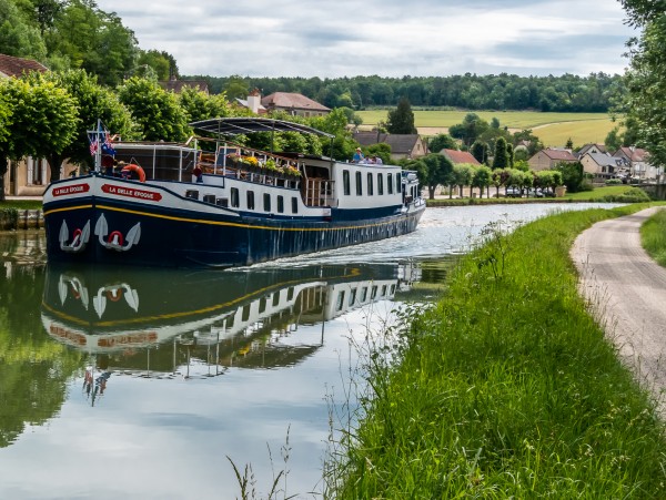 La Belle Epoque cruises on the Burgundy
Canal