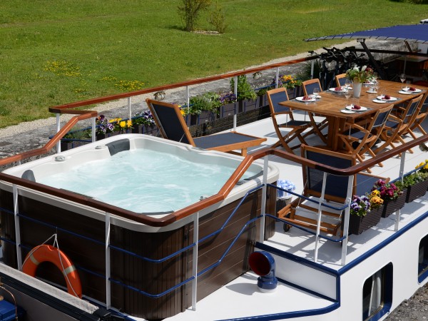 A heated jacuzzi for you to enjoy on the
sundeck aboard La Belle Epoque