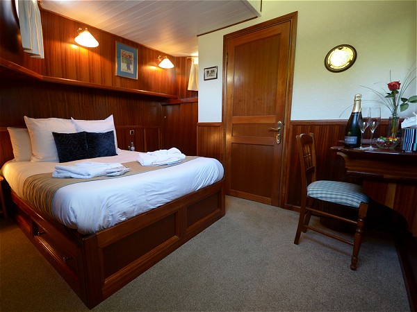The junior suite in the bow with a fixed queen
bed