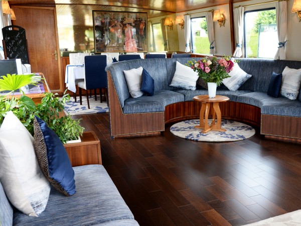 The spacious and comfortable salon aboard La
Belle Epoque