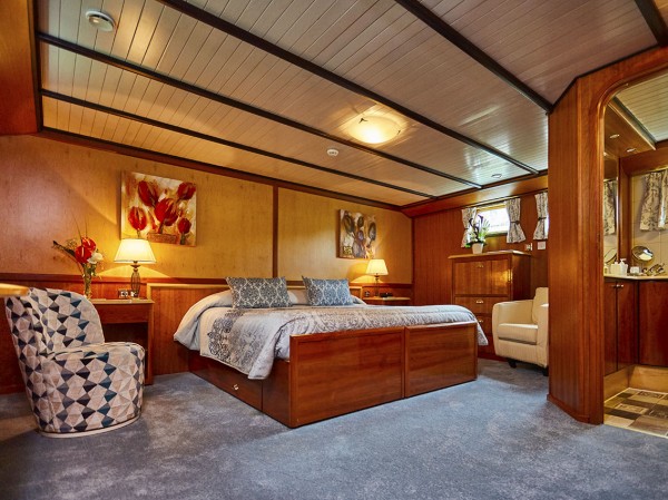 Each large, spacious cabin offers luxurious
bedding and can be configured as either<br> king or twin beds as shown above and
below