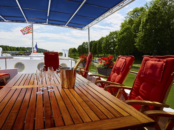 The spacious deck with fixed awning provides comfortable
shaded outdoor lounging while cruising