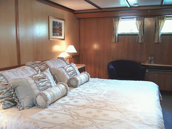 Spacious King and Twin Bed Suites aboard the C'Est La Vie. Each cabin aboard C'Est La Vie has a spacious private bath with shower.