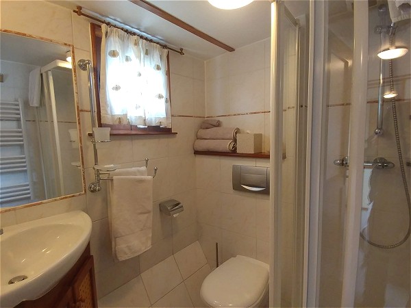 Each cabin aboard the Clair de Lune has its
own comfortable and updated ensuite bathroom