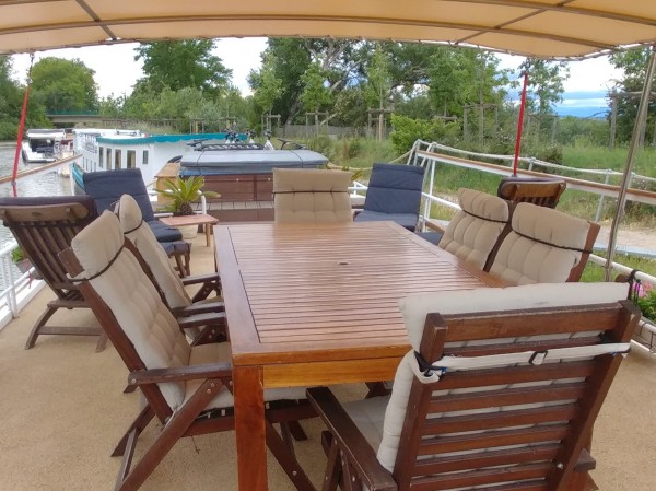 The spacious sundeck on the Clair de Lune, a
great place to relax under the new fixed awning or in the spa tub