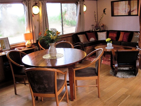 The spacious and comfortable salon on the deluxe hotel barge Clair de Lune.