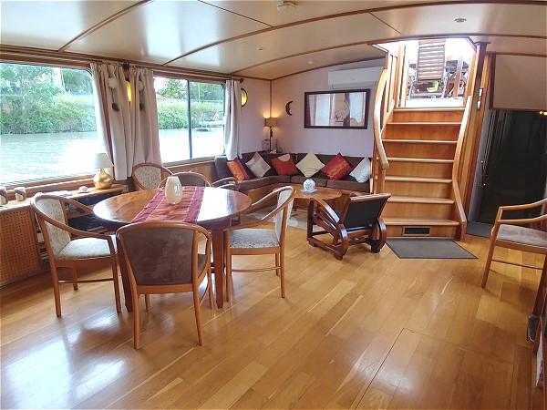The comfortable salon and dining area aboard
the Claire de Lune