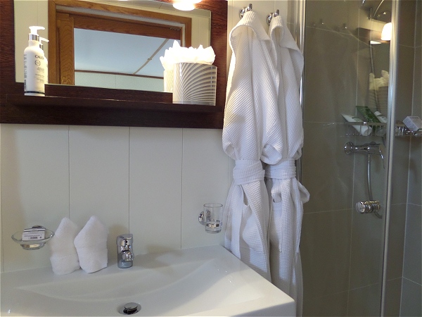 Each cabin aboard the Colibri has its own beautiful and
modern ensuite bathroom with shower