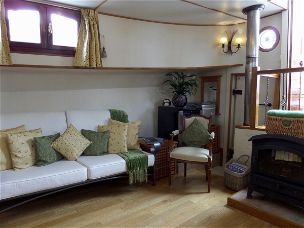 The comfortable salon aboard the Colibri