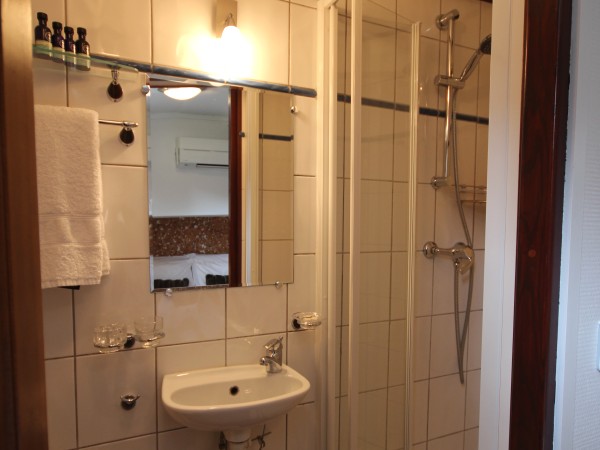 Each cabin has its own ensuite bathroom with walk in
shower