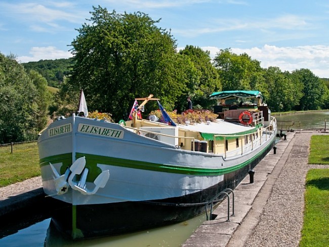 The Elisabeth navigating a lock on the Canal
de Bourgogne