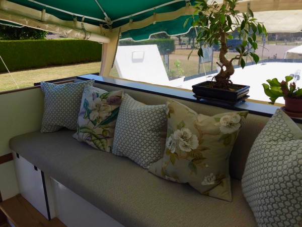 The wheelhouse offers passengers comfortable
seating <br>and wonderful views of scenic Northern Burgundy