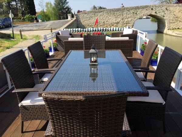 The sundeck aboard the Emma is perfect for alfresco
dining or enjoying the French countryside