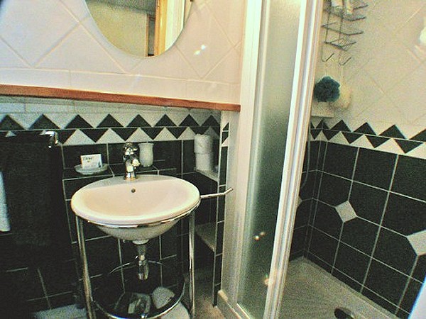 The 'green' bathroom on the Emma.