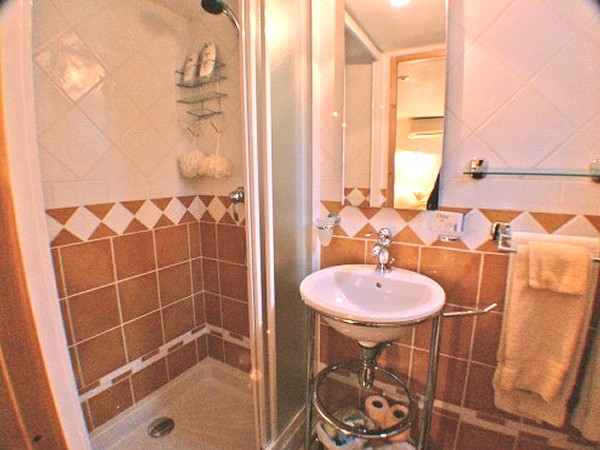 The 'yellow' bath on the Emma,