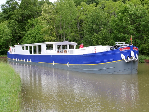 The 8-passenger Ultra Deluxe hotel barge
Finesse in southern Burgundy.