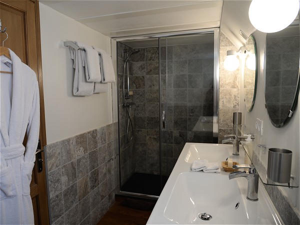 The ensuite bathrooms aboard the Finess have double sinks
and
spacious walk in showers