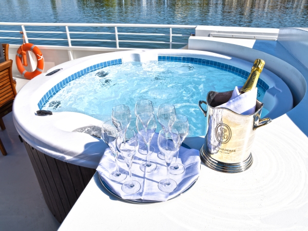 The refreshing 8-person spa pool on the deck of the
Finesse.