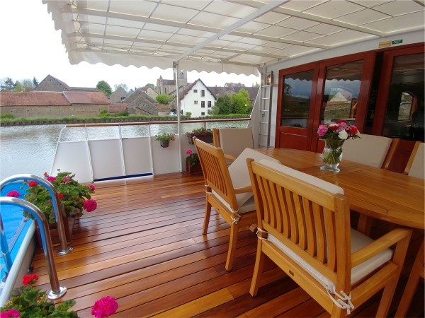 The canopied sundeck and refreshing pool aboard the Fleur
de Lys offer cool and relaxing days