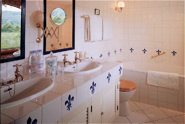 Bath aboard the Fleur de Lys, featuring double sinks and bathtub.