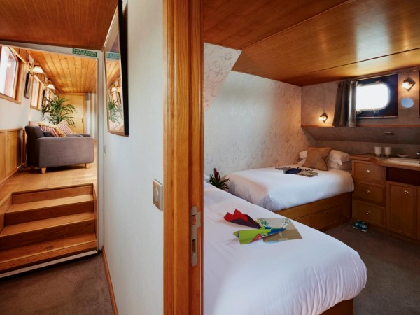 Hirondelle has one fixed twin cabin shown
above, one fixed queen cabin<br>and two cabins that can be configured with queen
or twin beds.